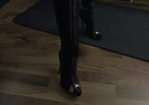 Stiefel lecken und Po küssen