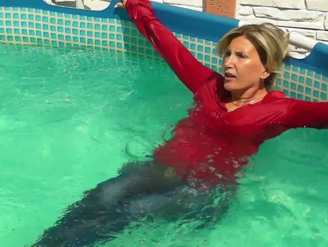 In Jeans und Satin Bluse und oben ohne im Pool