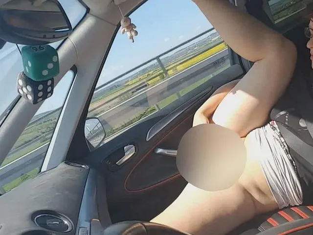 Breitbeinig über die Autobahn