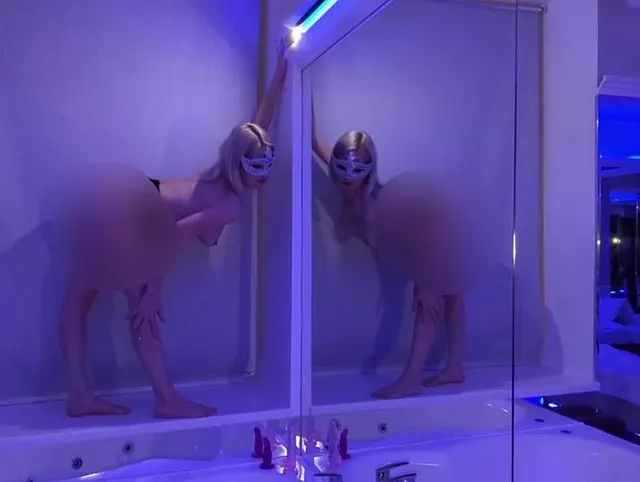 Doppelte Penetration mit Dildo