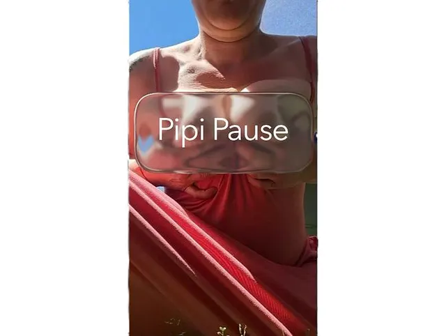 PipiPause - Marie entleert unterwegs ihre volle Blase