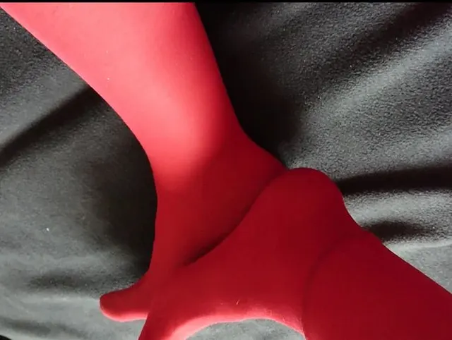 Nylonjunge liebt die Rote Feinstrumpfhose 3 ** Sperna **