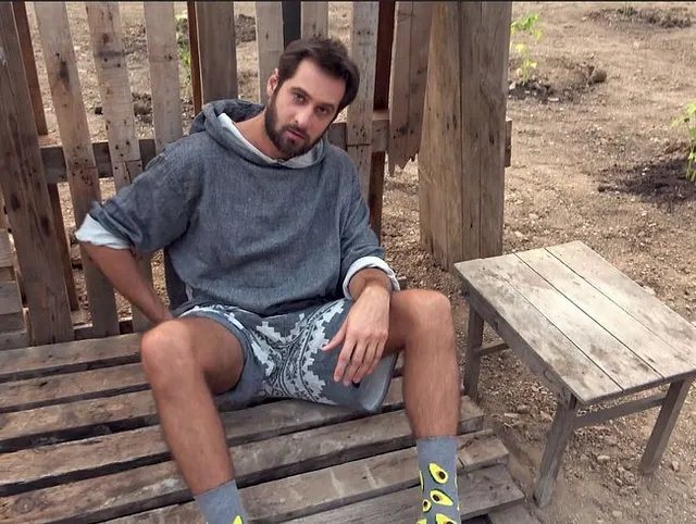 OUTDOOR KNABE SPIELT MIT SCHWANZ UND SPRITZT SPERMA CUMSHOT AUF SOCKEN