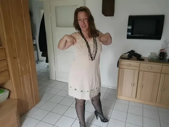 Strippen und Füsse zeigen