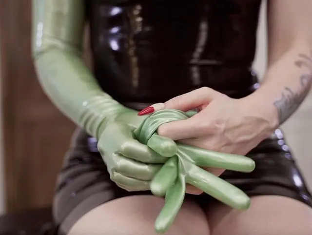Passend zu hellgrünen Latexhandschuhen ASMR