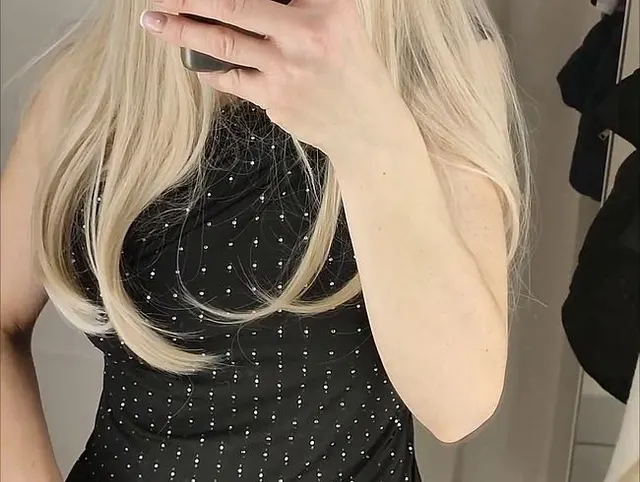 Geile MILF Muschi aufgespreizt und bespielt in der Umkleidekabine