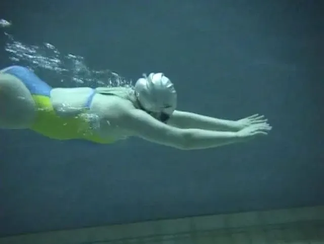 Schwimmtraining im blauen Fastskin