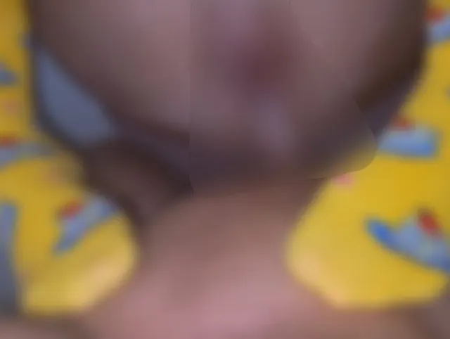 Stiefmutter in gelben Socken gefickt, während Stiefvater und Freunde im Nebenzimmer waren