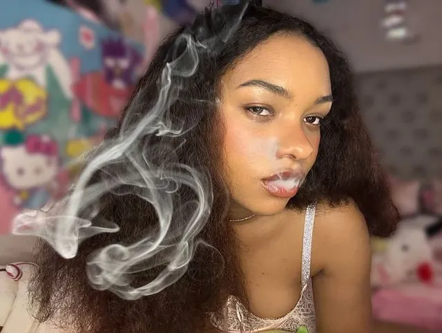 Sinnliche rauchende Findom-Prinzessin