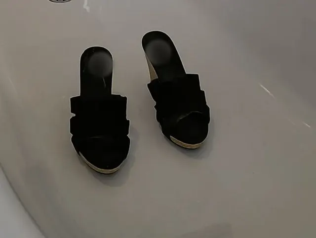 Ich bepisse meine Schuhe und ziehe sie wieder an