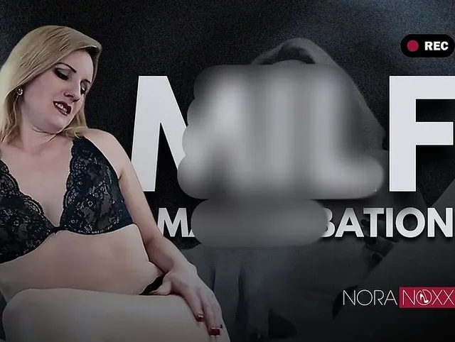 Blonde MILF in schwarzen Dessous macht es sich bis zum Höhepunkt