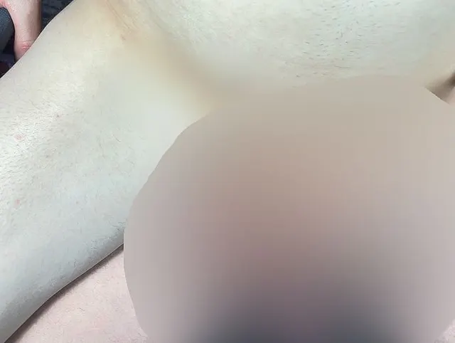 Ein Mann wichst zwei große Schwänze ab