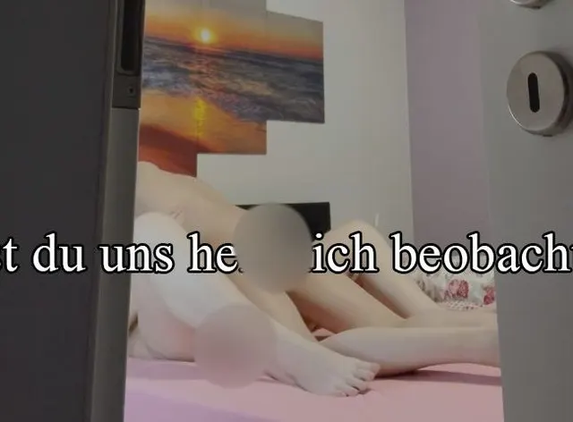 HEIMLICH BEOBACHTET? Voyeur an der Schlafzimmertür!