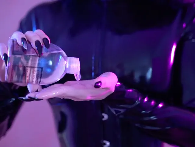 Öl und dunkler Latex Catsuit
