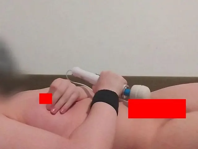 19-Jähriges trans Mädchen spielt intensiv mit Massagestab und zeigt alles