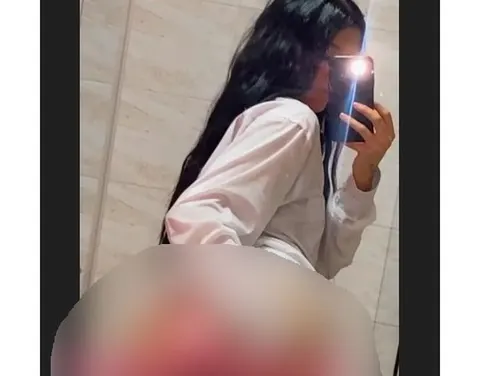 in meinem Badezimmer geil und spiele mit nassen Hemden