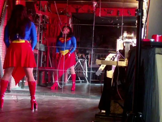 Supergirl in Schellen fest