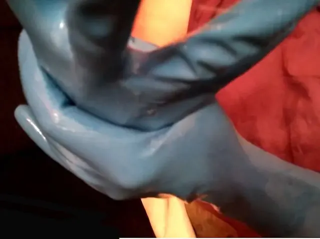 Blaue Handschuhe 01