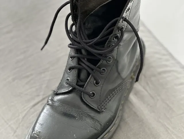 Mit Masssgestab und Doc Martens meiner Freundin Shoejob bis zum Orgasmus
