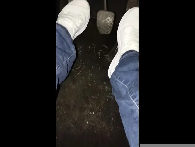 Weiße Sneaker fahren Auto. Fuß Fetisch , große Pedale
