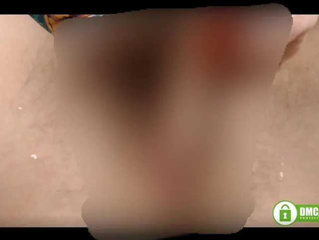 Wenn eine Freundin nicht ficken will, masturbiert das Mädchen selbst. Haariges Kätzchenspielzeug
