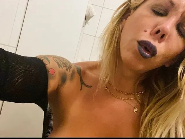 Transe latina  pissen toilet