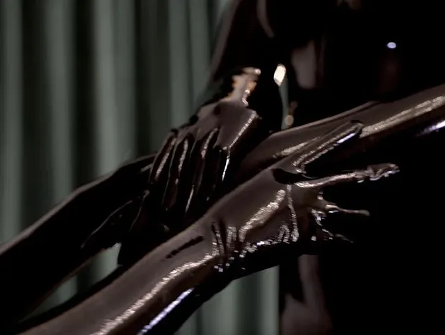 Latexhandschuhe in Öl