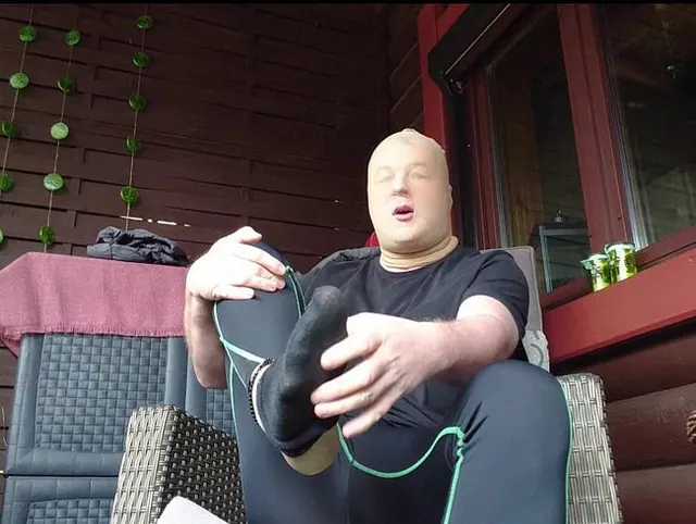 NylonFace auf der Veranda