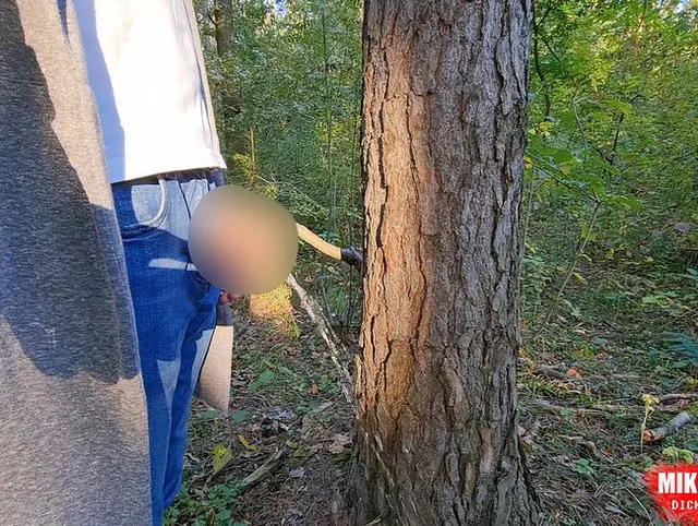 Pissender Junge - unbeschnittener Schwanz im Wald