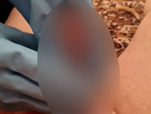 Handjob in Putzhandschuhen bis zum Spritzen