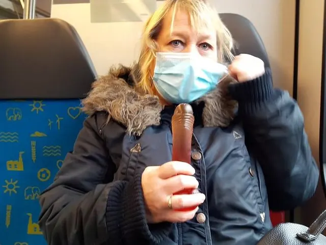 Mit dem Dildo im Zug