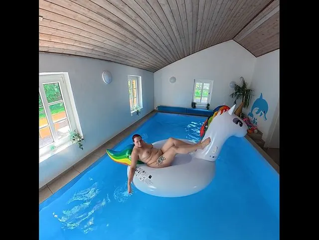 Ein wenig Spaß mit einender aufblasbarer Matratze im Pool