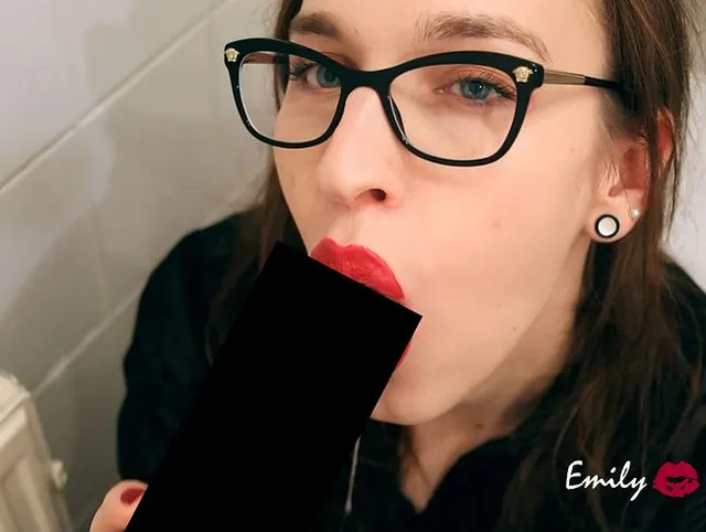 trans Sekretärin lutscht den BBC von ihrem Chef im Büro-WC für eine Beförderung - POV