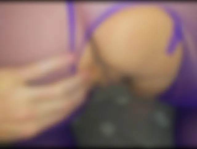 Er zerriss die lila Nylonstrumpfhose seiner Stiefmutter.