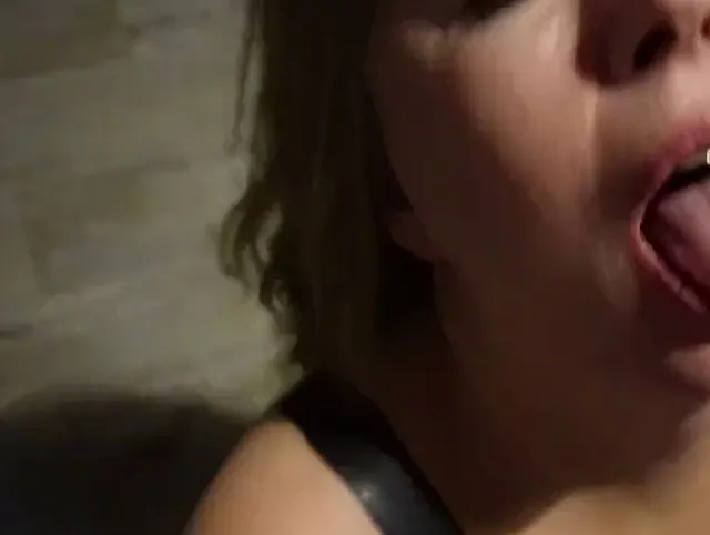 Doggy Arschfick mit Arsch zu Mund und anschließend schöner Gesichtsbesamung