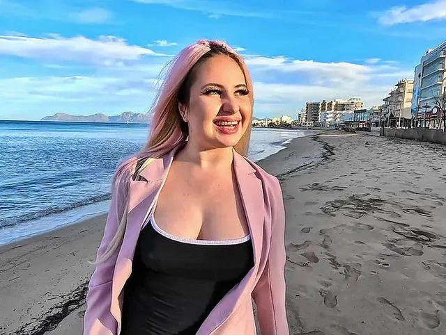 Pornostar Maria Gail fickt am Strand rum