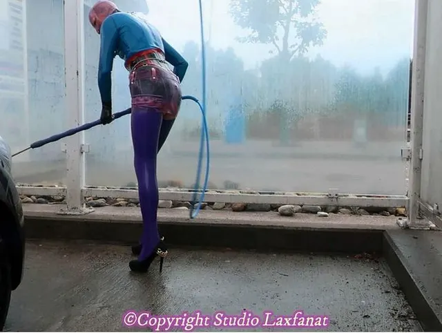 Latex Pierced Doll Transparenter Rock Demask Gürtelmaske Carwash Monster Dildo Fuck in Public P4