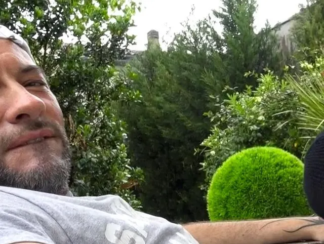 Schlampe ohne Sattel gefickt und im Jockstrap von mir in meinem Garten im Freien ausgestellt