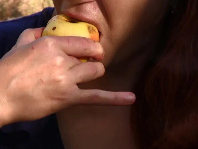 Pinkelt im Freien mit einem Apfel in der Muschi ...