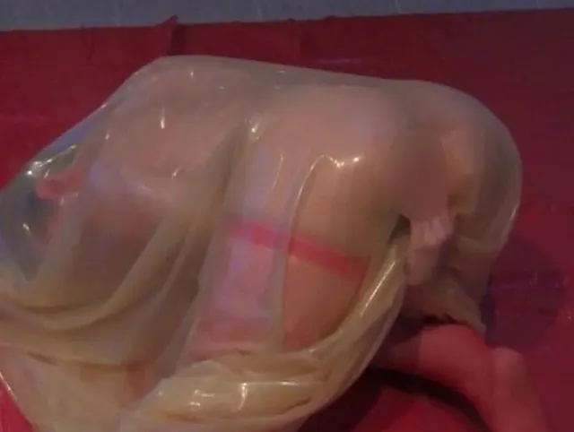 Masturbieren in einer großen Latex-Tasche