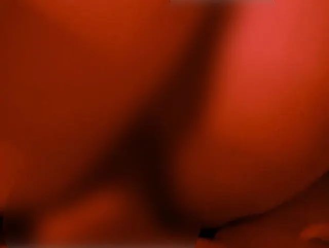 Heißer Oral- und klassischer Sex im Licht einer roten Lampe