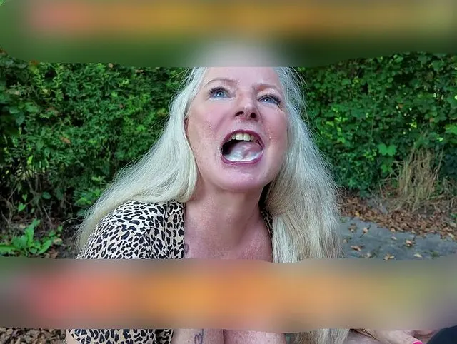 Beim Outdoor Squirt erwischt!Fremder stopft seinen Schwanz in mein Maul bis zur Maulbesamung!Teil 2