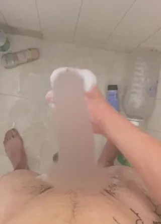Eine köstliche Schwanzdusche, seifig und fett ganz nach deinem Geschmack