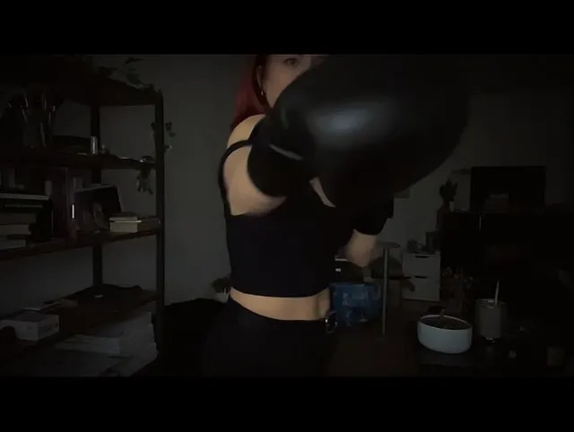 Die Herrschaft der Boxhandschuhe: Eine professionelle Domina zeigt ihr dominantes Fitness-Training