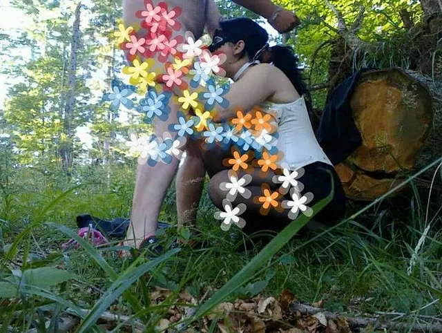 Hure MILF im Korsett an der Hundeleine lutscht fetten Schwanz