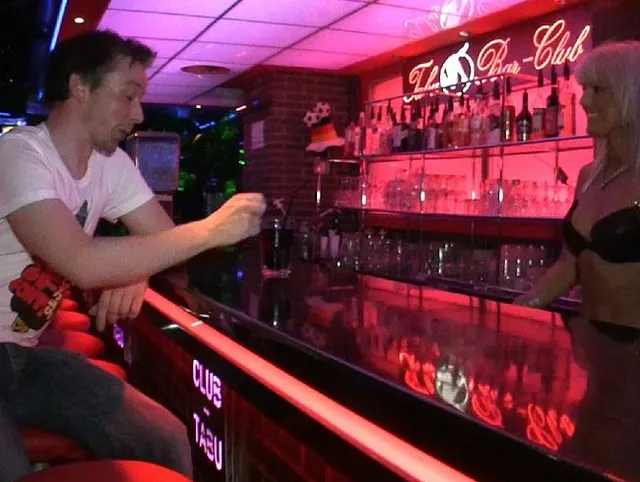 Hemmungslos Public gefickt in einer Bar in Berlin