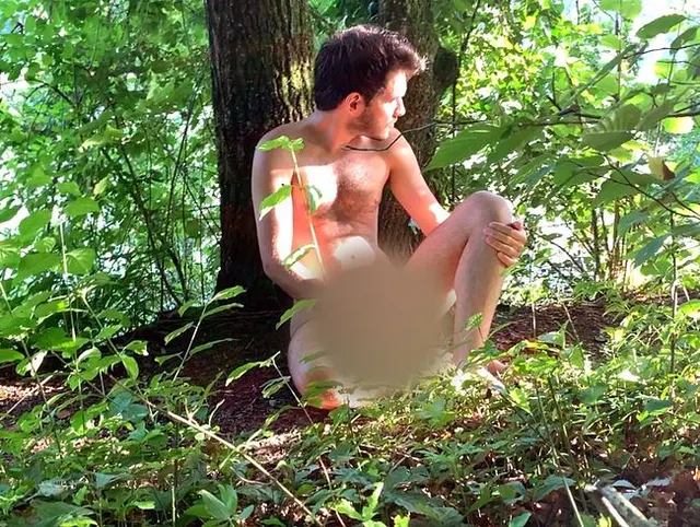 Mein Freund beobachtet, wie ich wichse und abspritze draußen in der Öffentlichkeit