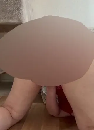 Dildo im Arsch und Vibrator an der Muschi in Doggy Stellung