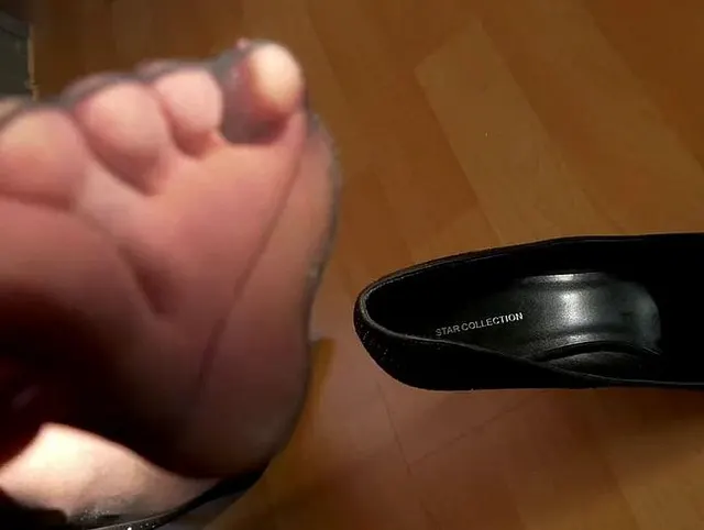 Schwarze Pumps-Wunschclip für Jürgen,alle Augen sind auf meine Pumps & nylonbestrumpfte Füße fixiert