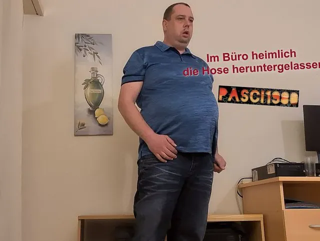 Im Büro heimlich die Hose heruntergelassen